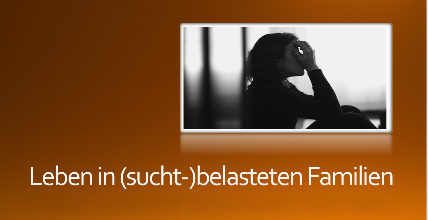 Das Leben in (sucht) belasteten Familien. Daneben ist ein schwarz-weißes Foto platziert, auf dem eine vermeintlich junge Frau zu sehen ist, die auf dem Boden hockt und sich die Hände an den Kopf hält.